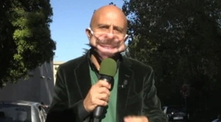 Striscia la notizia, l'inviato Luca Abete all'Asl1 di Napoli: "In fila dalle 5 per fare il tampone", lo cacciano in malo modo
