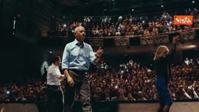 Barack Obama ricrea l'iconico "mic drop" sul palco elettorale del dem Abdul El-Sayed