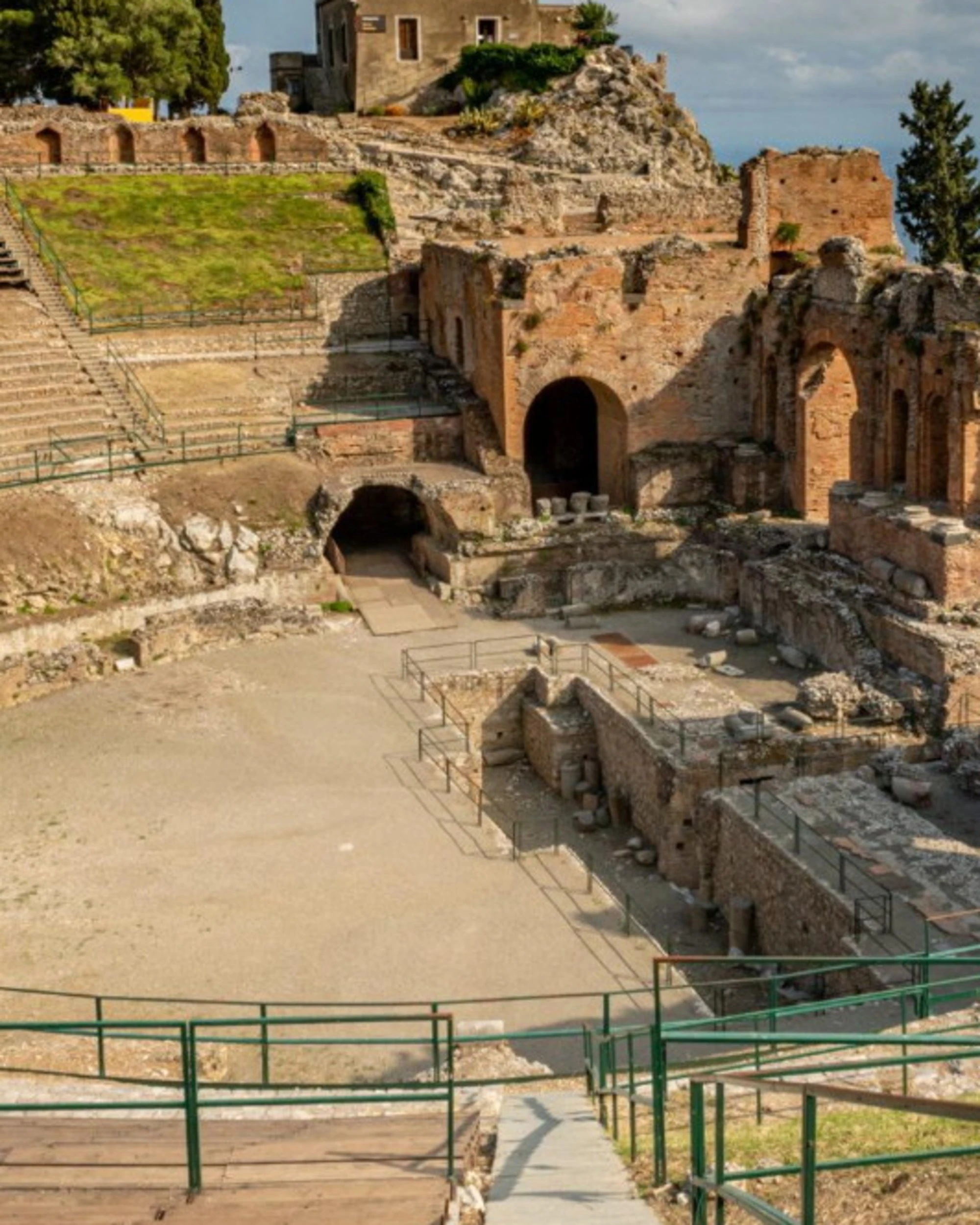 Da eccellenza a simbolo del caos: così stanno umiliando il teatro di Taormina