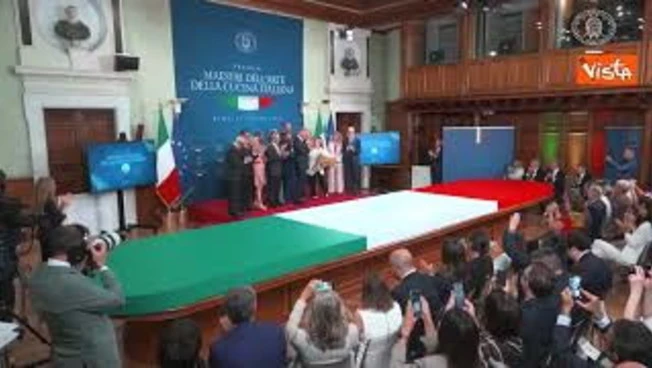 Lollobrigida dona alla premier un enorme mazzo di rose a premiazione Maestri della cucina