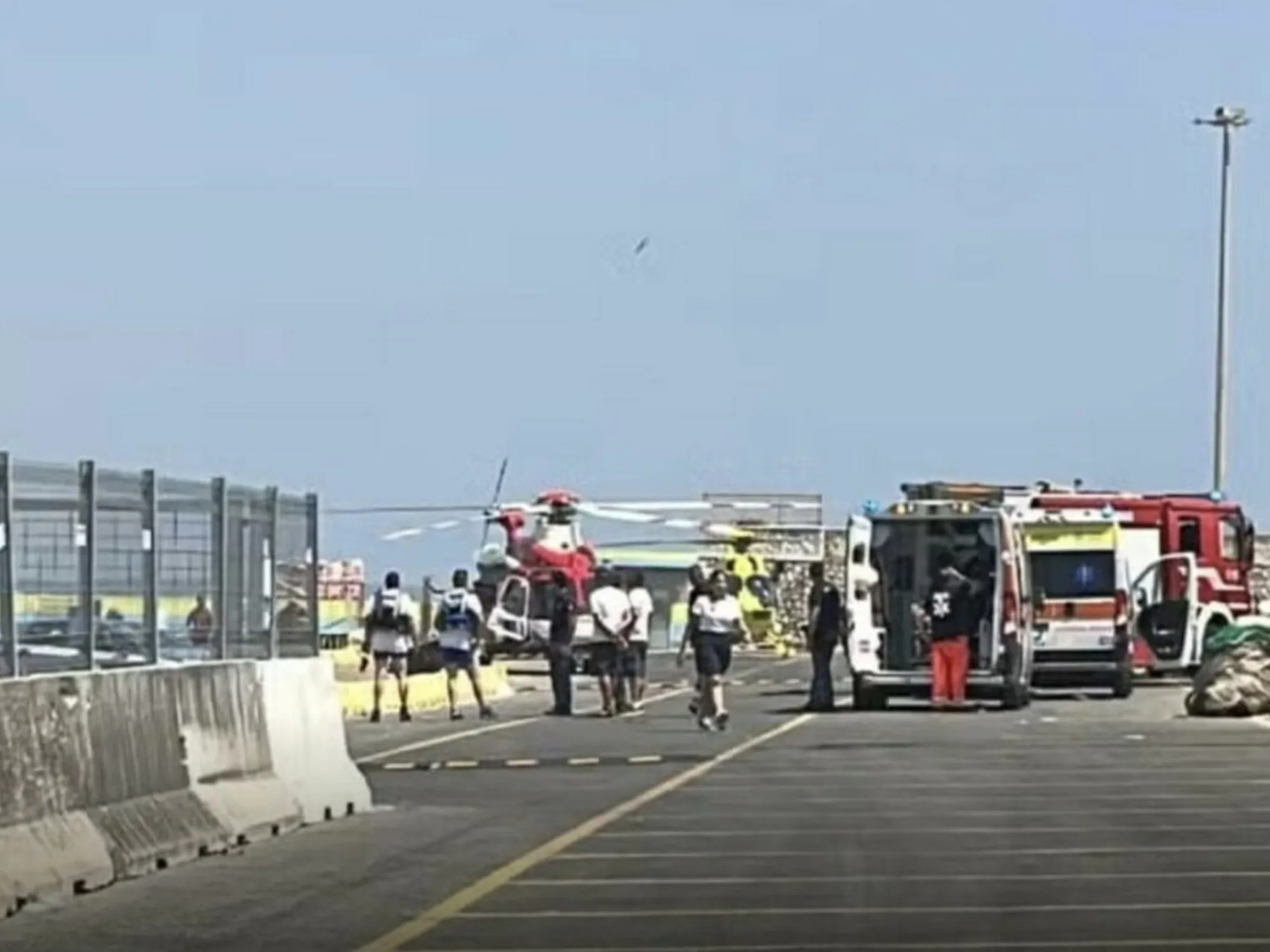 Leggi l'articolo: Catamarano in fiamme affonda a Tor San Lorenzo: urla, gambe rotte, finisce male