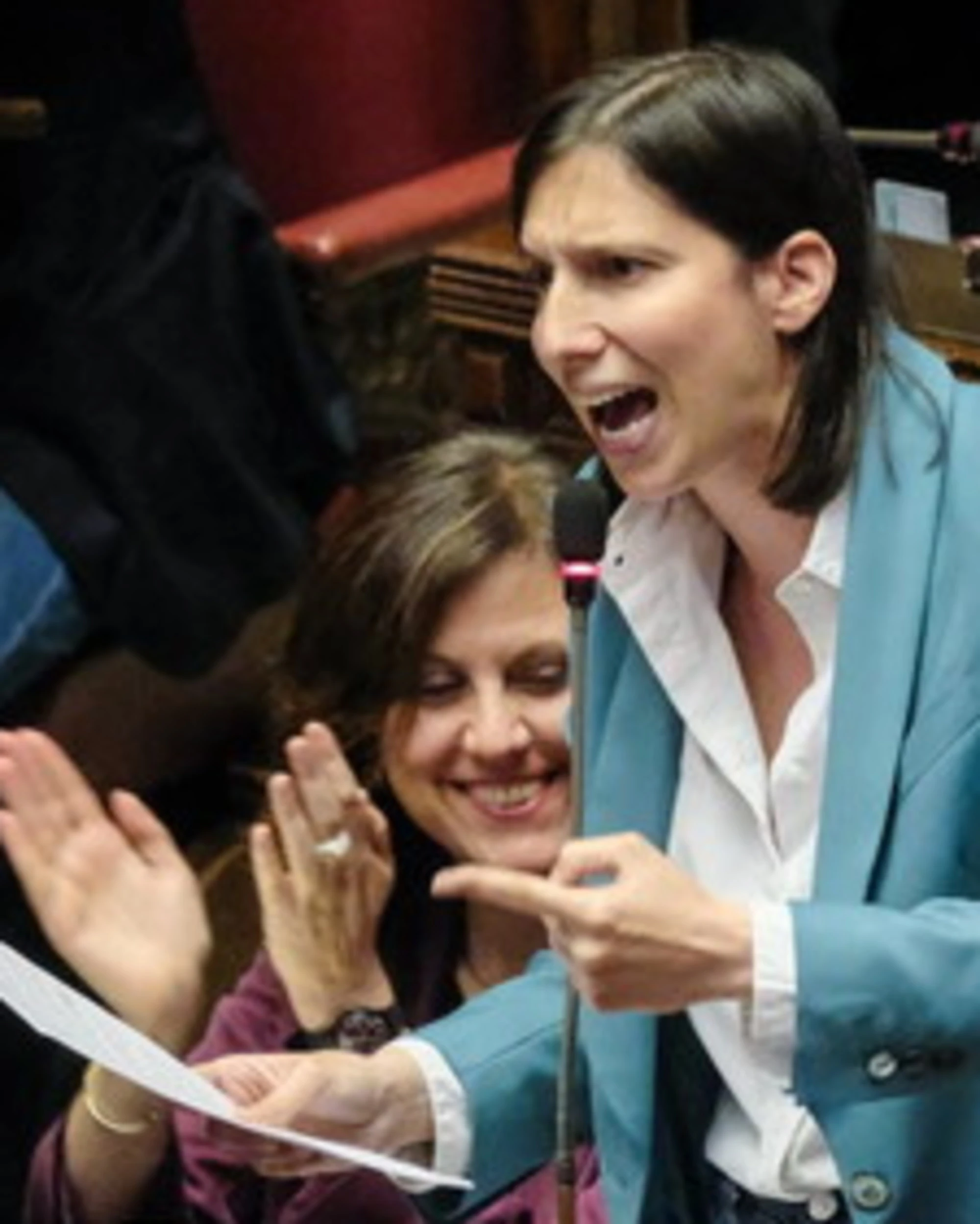 Urne vicine, i compagni alzano i decibel