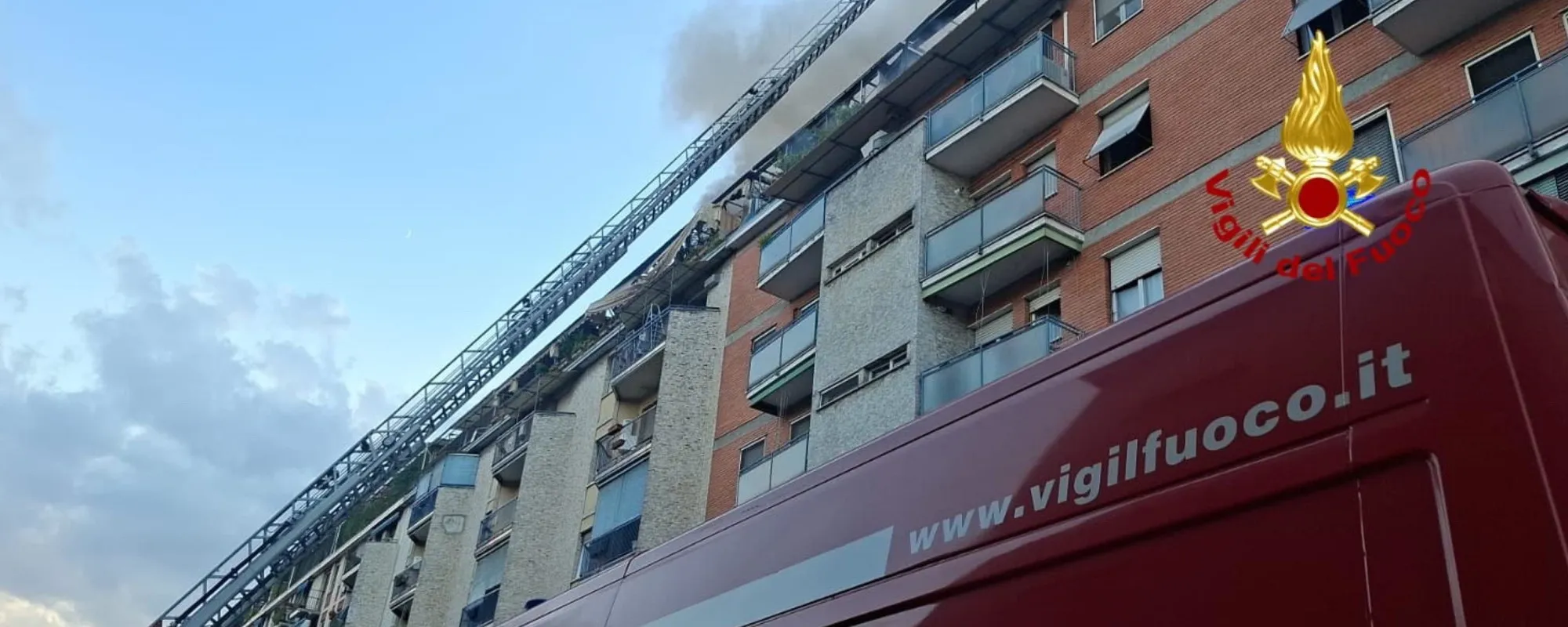 Incendio al sesto piano di un palazzo a Milano: 2 morti e 2 intossicati