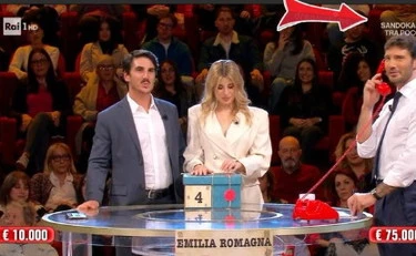 Affari tuoi, "stato strozzino": bufera su Sofia sui titoli di coda