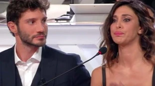 Domenica In, Belen Rodriguez trema: una bomba atomica in studio da Mara Venier
