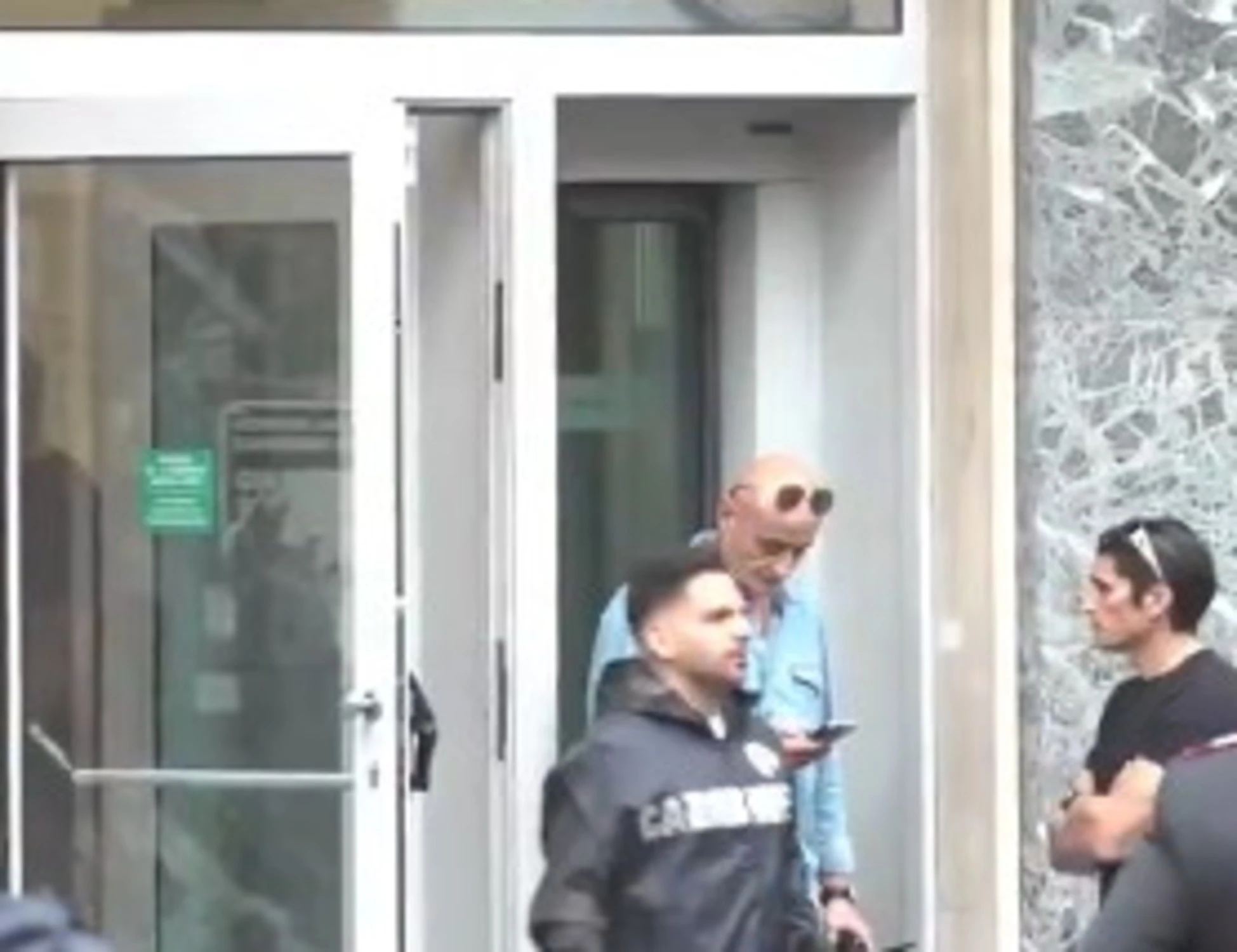 Napoli, rapina da film: blitz dei corpi speciali in banca, la fuga dei ladri con maschere da vip