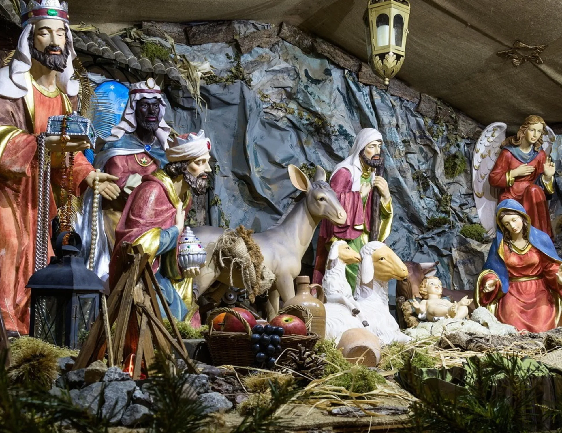 Galatone, latitante ghanese si nasconde nel presepe e poi si denuda: finisce male