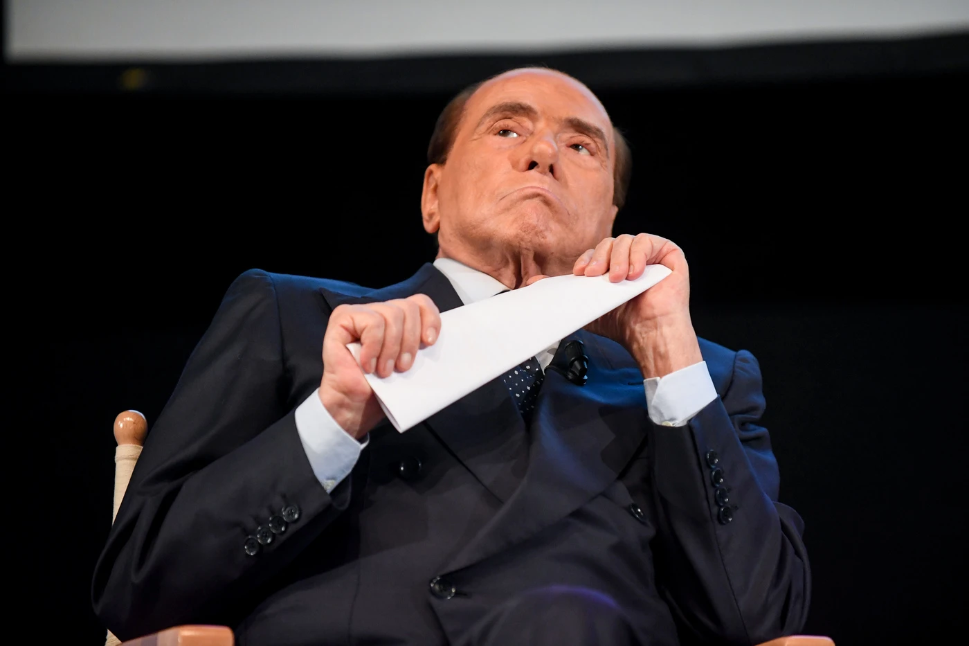 "Dov'è di casa oggi il Cav". Così sputano su Berlusconi: dal Fatto un atroce sfottò