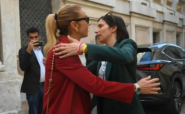 Silvia Salis ed Elly Schlein, l'abbraccio. Ma nel Pd c'è chi dubita: il retroscena