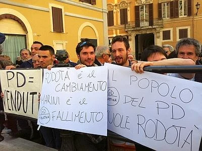 "Bersani sicario del Pd", manifestazione davanti alla Camera per Rodotà e contro il segretario dem