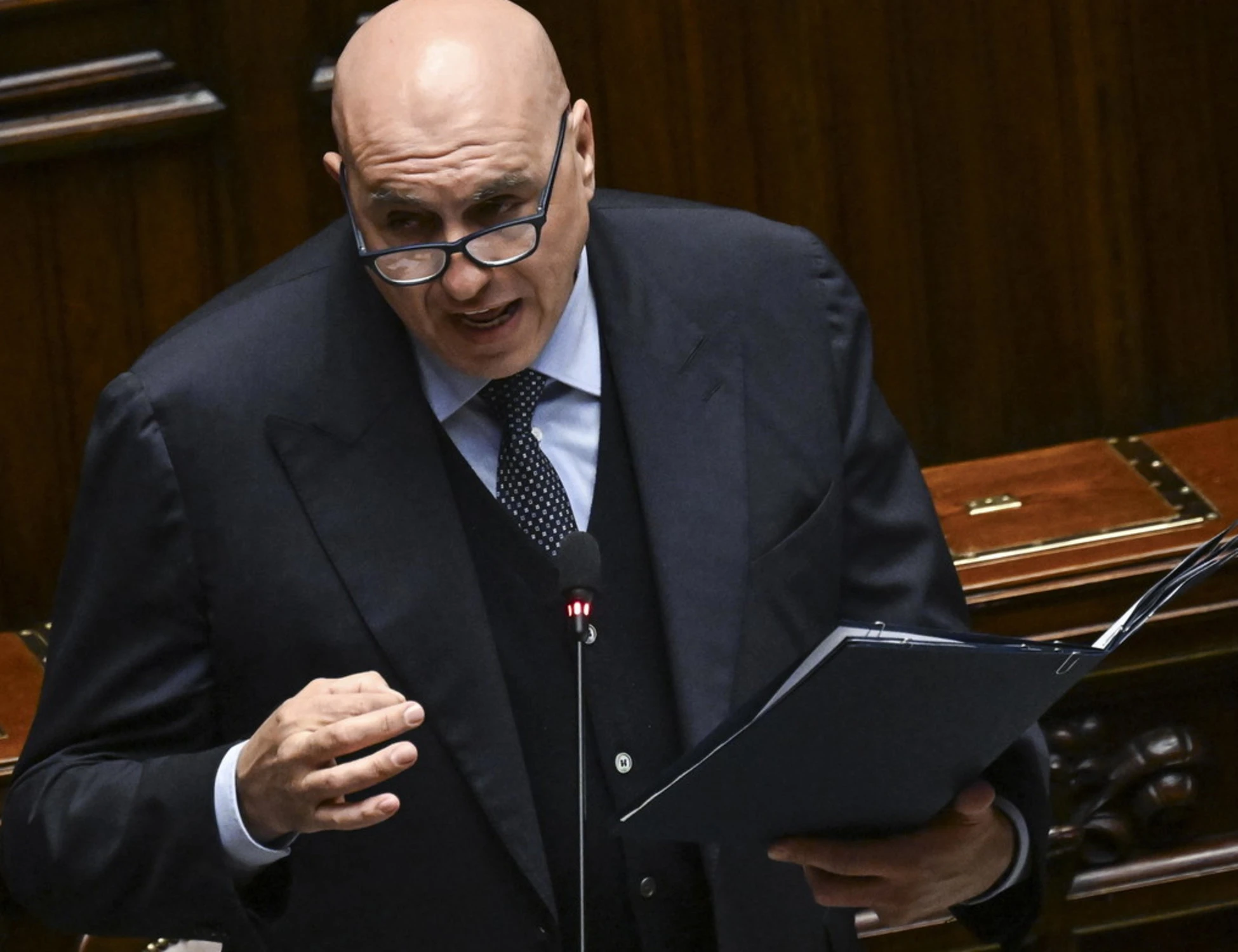 Guido Crosetto, il foglietto su cui annota i giudizi in aula: ecco cosa si legge