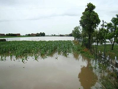 Maltempo, crolla un ponte nel genovese: salvate due persone. Continua l'allerta