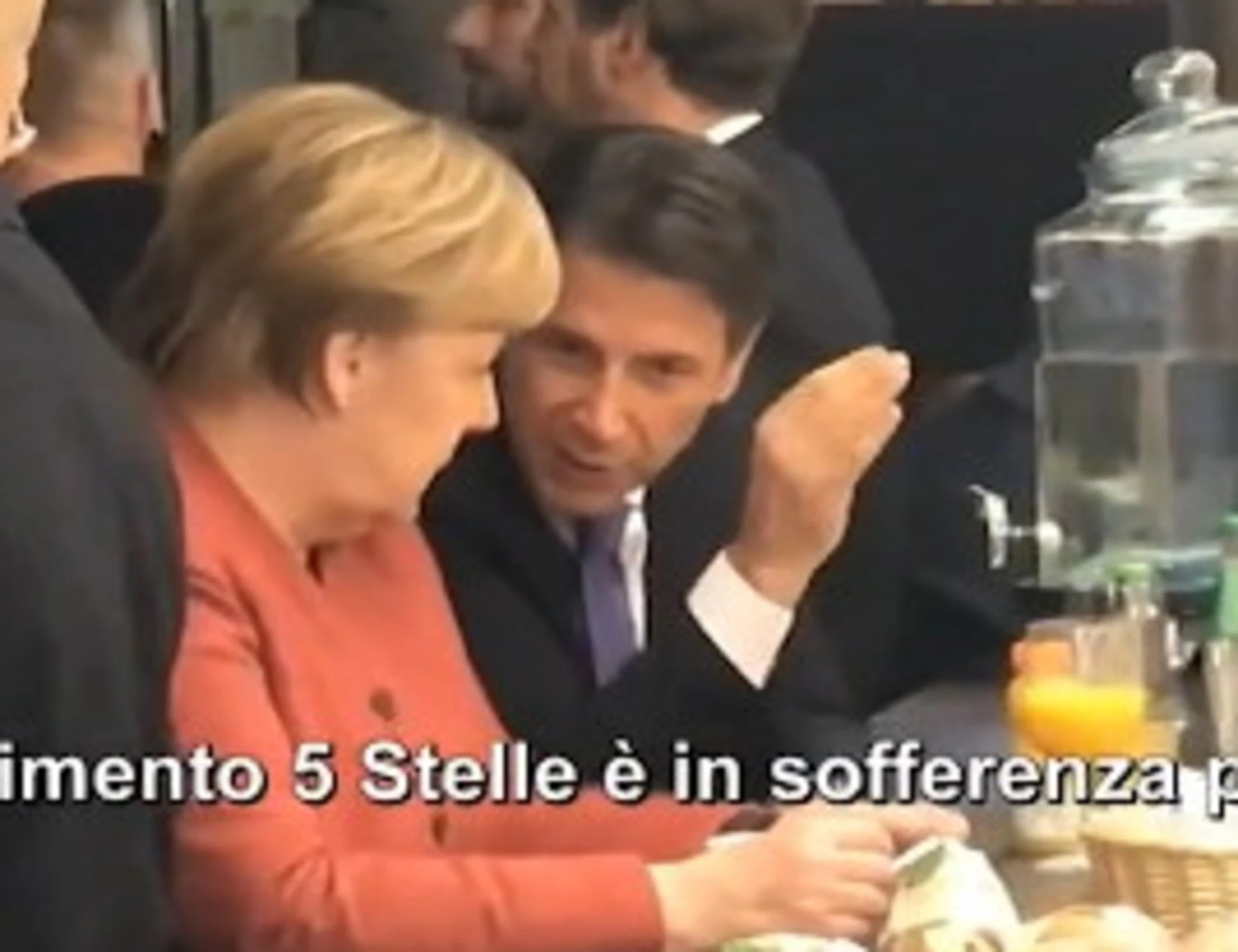 FdI umilia Giuseppe Conte: "Quasi genuflesso", basta un video