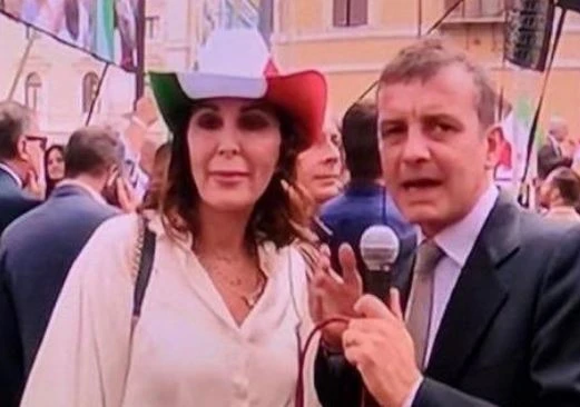 Alessia Morani attacca Daniela Santanchè, lei la inchioda: "Solo la Bellanova si può vestire come vuole?"