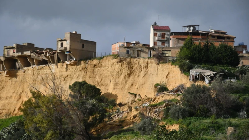Frana di Niscemi, 13 indagati eccellenti: anche gli ultimi 4 governatori della Regione Sicilia