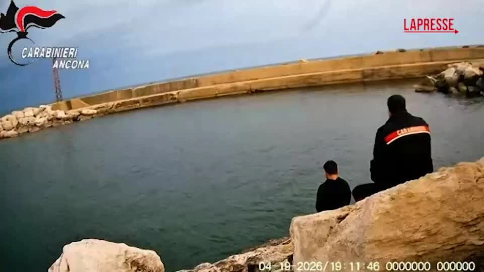 Numana, il carabiniere-eroe sventa un suicidio: "Cado anche io con te". E si ammanetta a lui