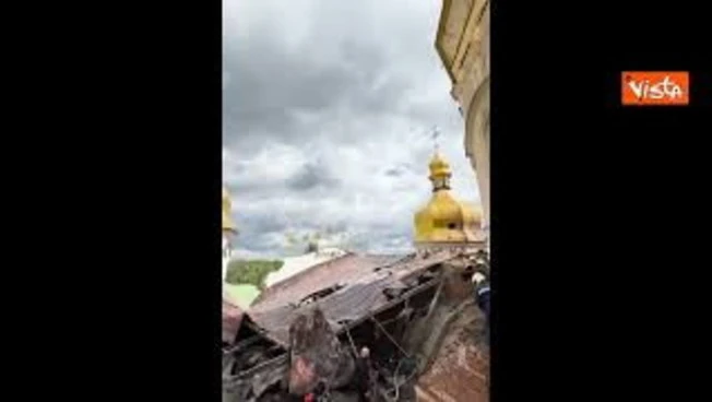 Attacco russo su Kiev colpisce area Lavra, 11 morti e 53 feriti in tutto il Paese