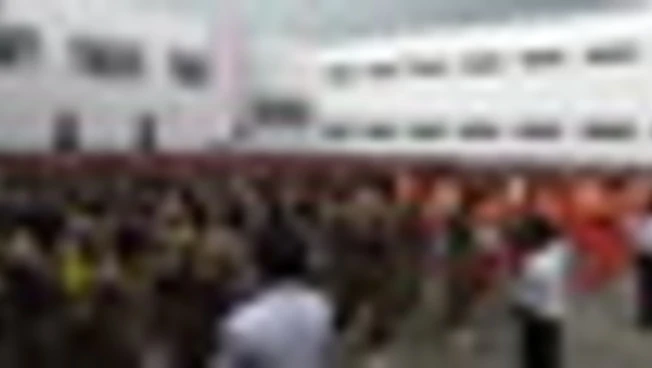 Tappeto rosso e canti per Papa Leone XIV nel carcere di Bata