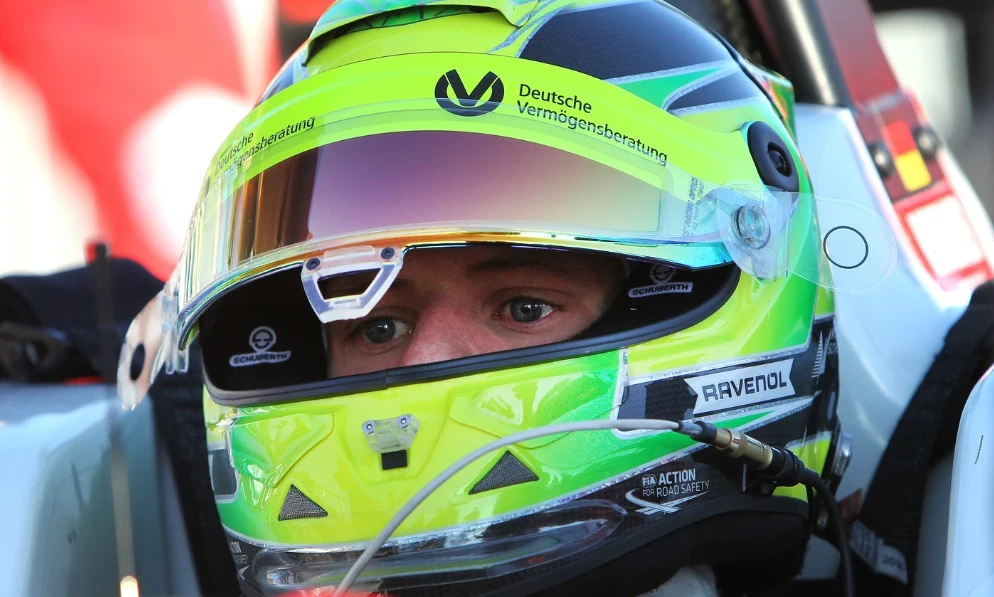 Mick Schumacher firma per la Ferrari Drivers Academy, il giorno del suo debutto su una Rossa