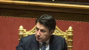 Giuseppe Conte in Parlamento, il dettaglio: applausi solo dal M5s, premier vicino alla fine?