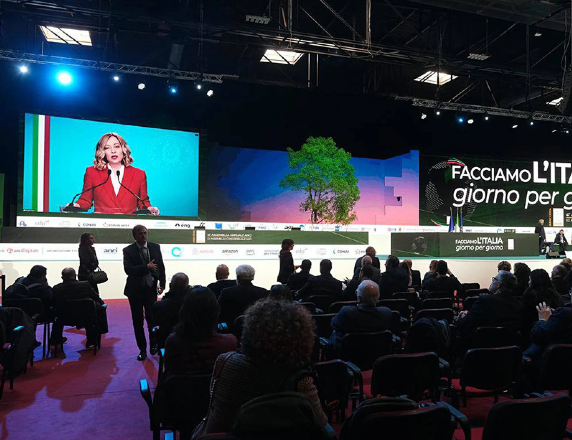 Anci, Manfredi del Pd umilia Schlein: "Grazie Meloni"