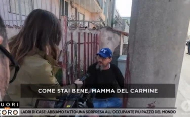 Fuori dal coro, l'abusivo provoca la giornalista: 