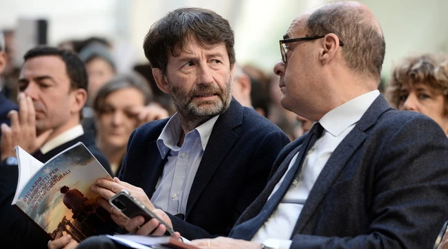 Nicola Zingaretti, brutta aria al Nazareno: "Aggrappato al ciuffo di Conte", chi nel Pd vuole farlo fuori
