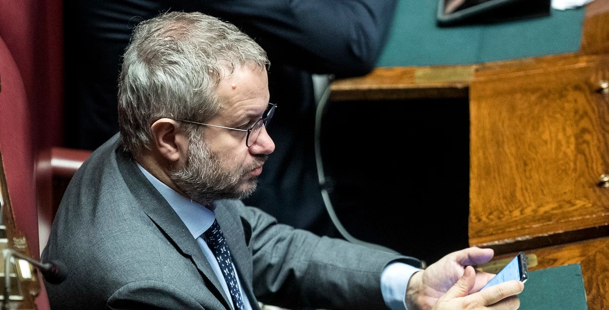 Mes, Claudio Borghi e l'urlo alla Camera rivolto a Luigi Di Maio: "Alzati e vattene"