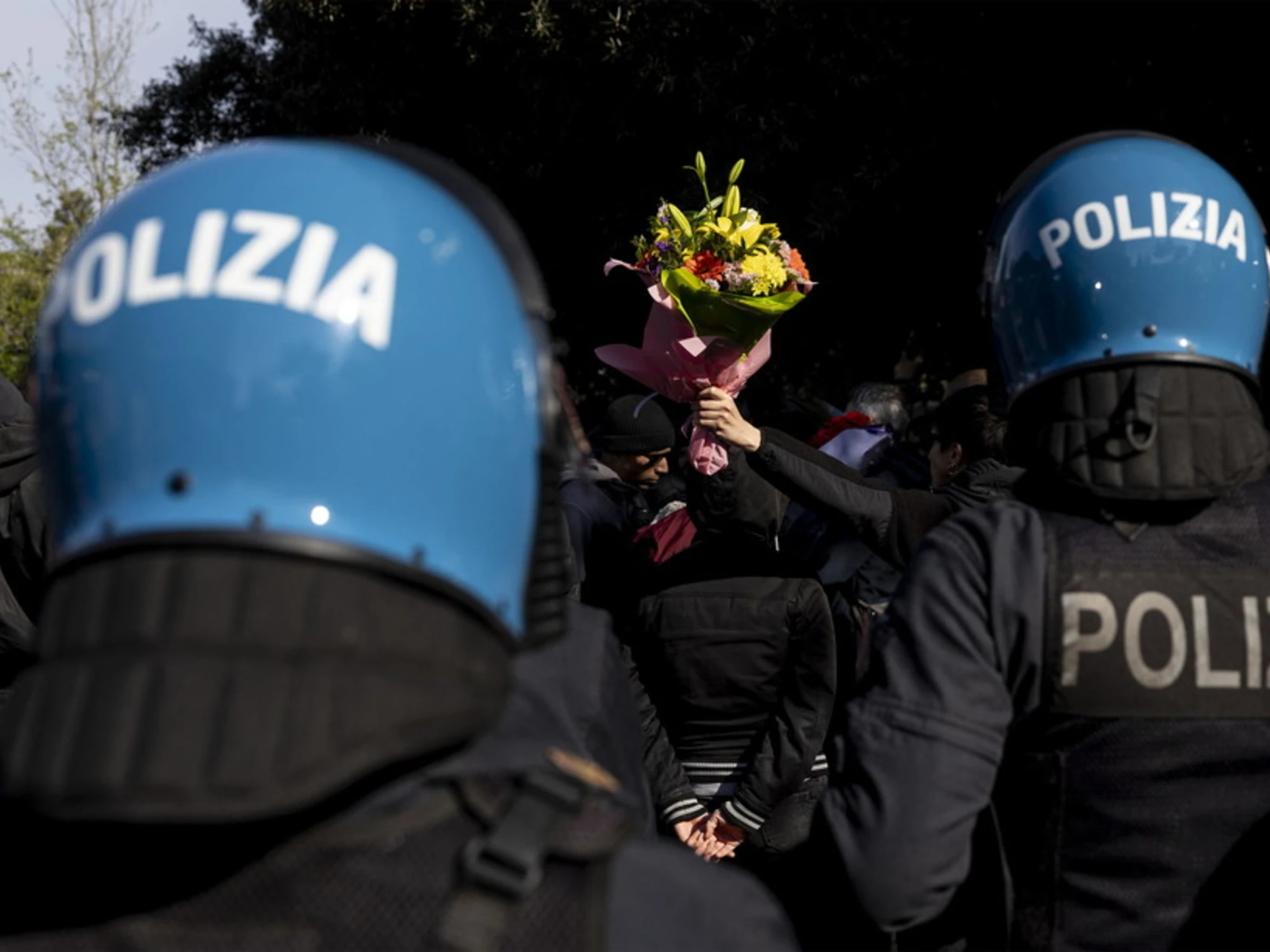 Fiori ai bombaroli? Interviene la polizia: per gli anarchici finisce male