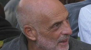 Grande Fratello Vip, Paolo Brosio prega così? Alfonso Signorini lo massacra: "Quella roba non la voglio vedere"
