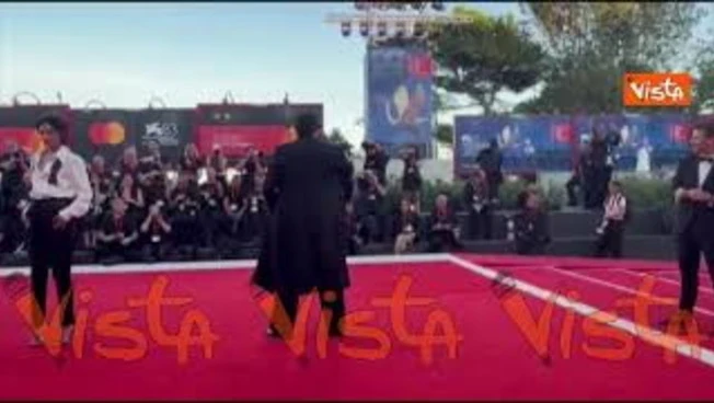 Venezia 83, l'attore Cristiano Caccamo sfila sul red carpet con un look alla Matrix