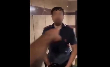 Insulta e minaccia i carabinieri: il video-choc