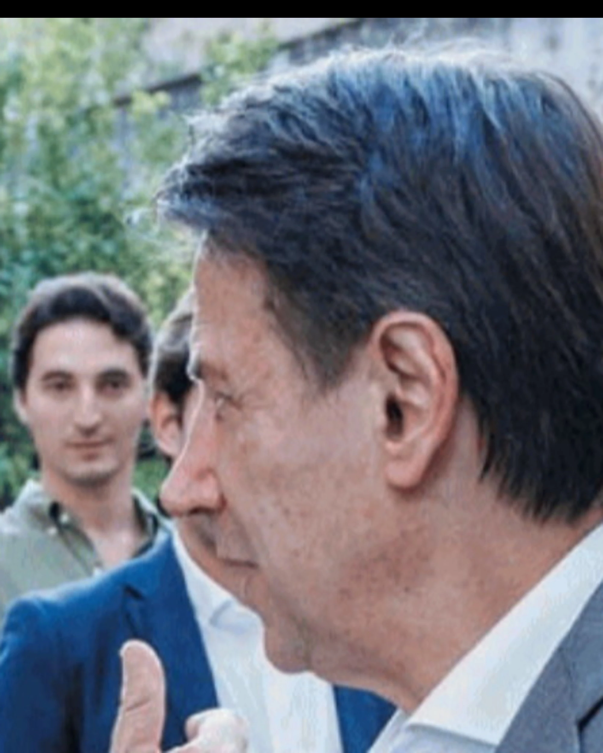 Conte e Renzi, l'incontro ravvicinato e un gesto clamoroso