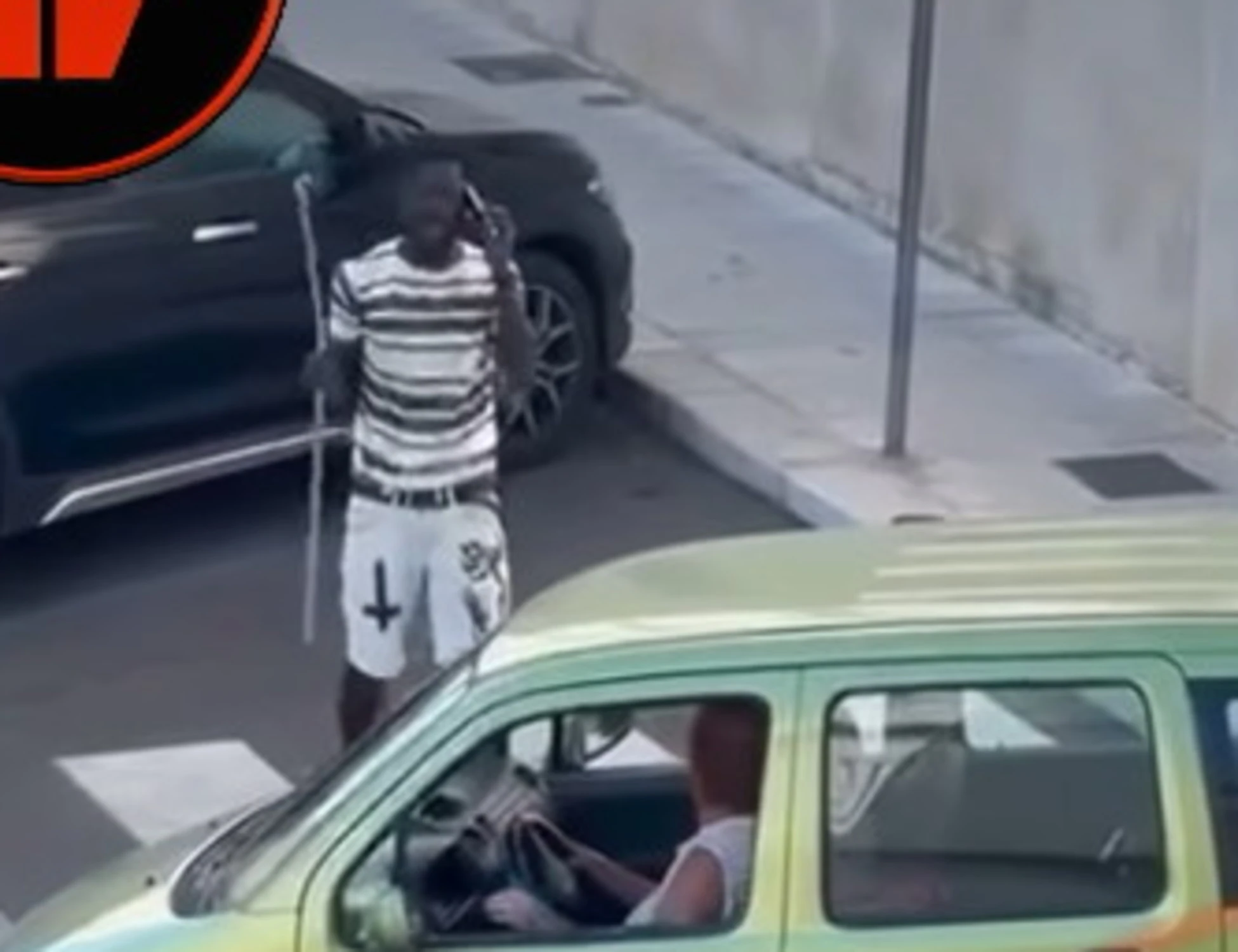 Martina Franca, prende a sprangate le auto? Intervengono i passanti: per l'africano finisce male