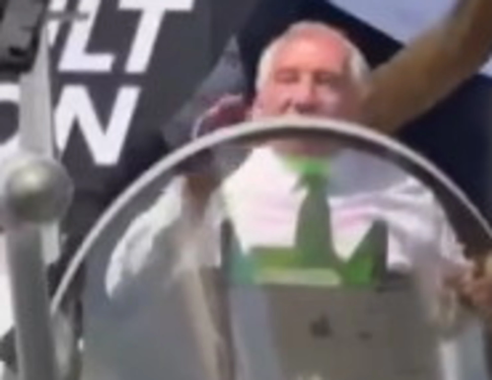 Francia, la "grandeur": il primo ministro Bayrou resta incastrato nel jet