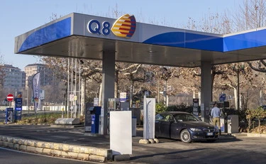 Carburanti, anche Q8 abbassa il prezzo di benzina e gasolio: "Accogliamo l'invito del governo"