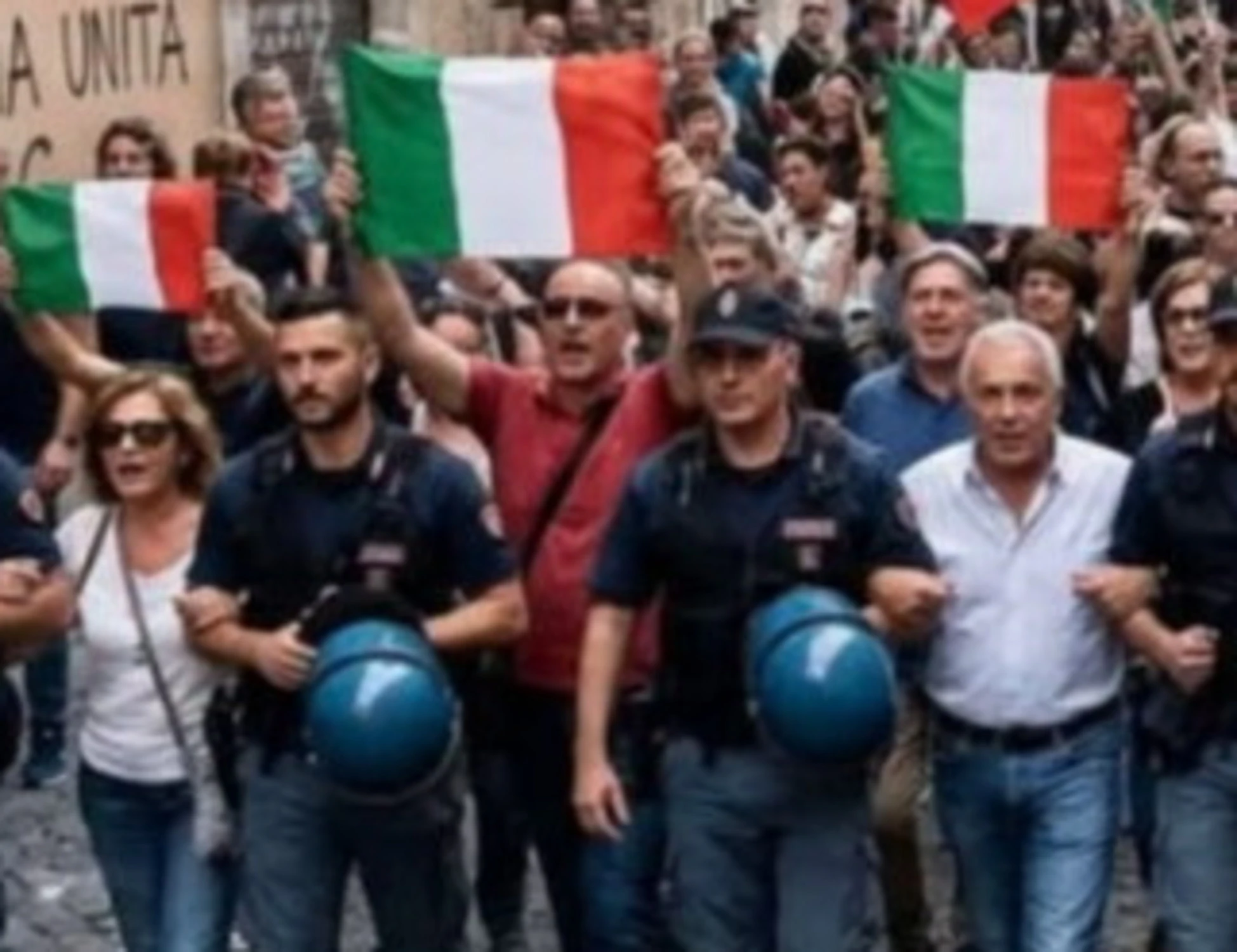 La foto del corteo anti-Meloni diffusa dal deputato di Avs? Generata con l'IA: la scoperta