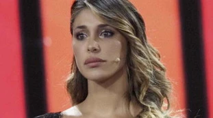 Belen Rodriguez, la replica perfetta di Maurizio Costanzo: "Deve smettere di mostrarsi nuda?", tutti muti