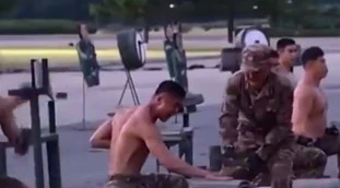 Kim Jong-un, soldati presi a martellate sulle mani per farlo divertire: il video dell'ultimo orrore in Corea