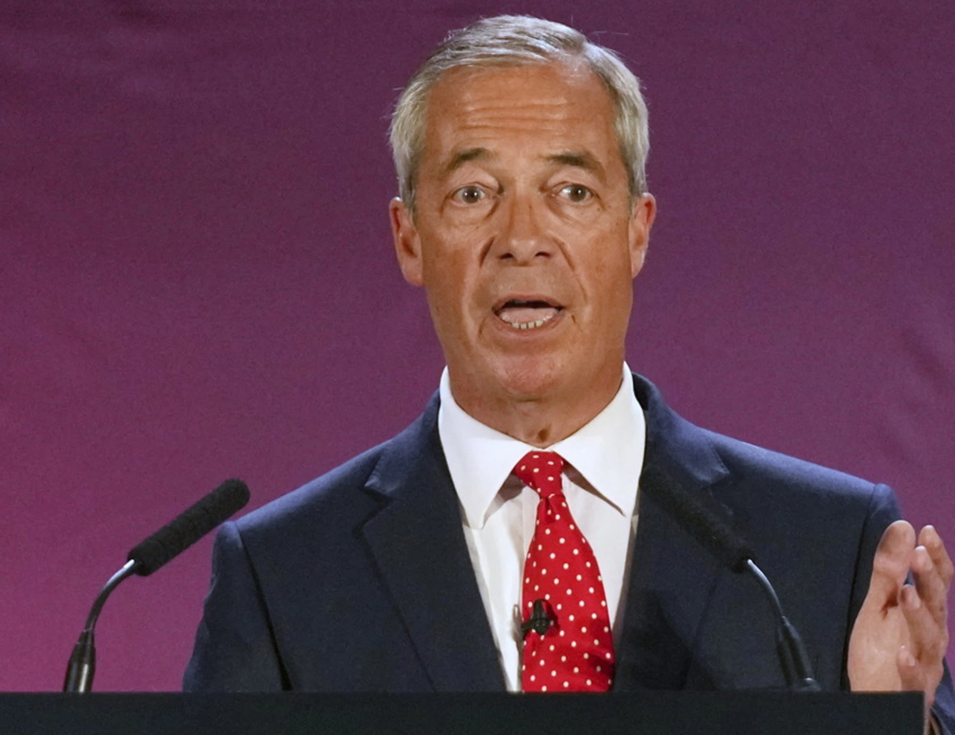 Migranti, britannici esasperati: ad averlo capito c'è solo Farage