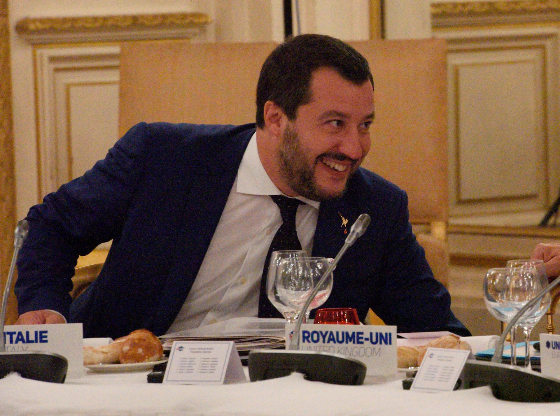 Matteo Salvini, il pizzino minaccioso dal Corriere della sera: il rischio che corre il leghista