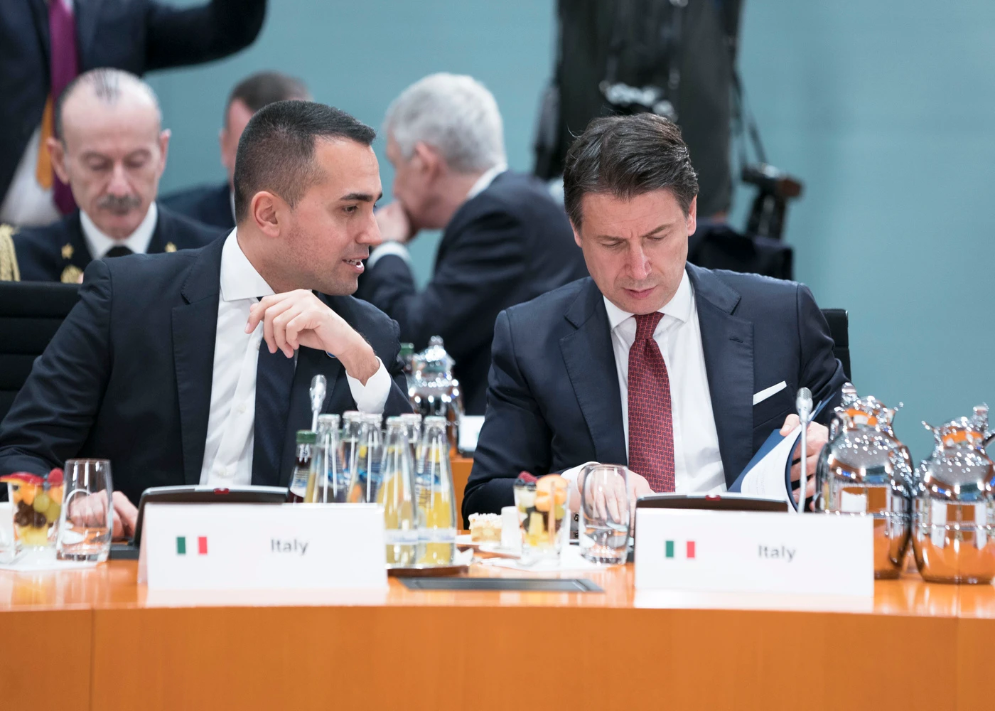 Gregoretti, la vignetta di Osho su Giuseppe Conte e Luigi Di Maio: "Sei sicuro che non c'entriamo nulla?"