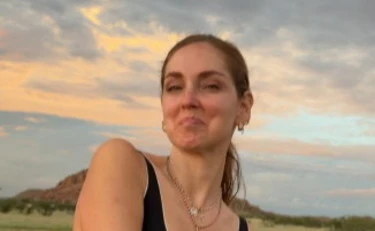 Chiara Ferragni cade in bici nella savana: Namibia, attimi di paura