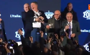 Atreju, Matteo Renzi portato via di peso da Guido Crosetto: cosa è successo