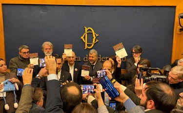 Montecitorio, sceneggiata contro CasaPound? Cala la mannaia: sospesi 32 deputati fino a 5 giorni