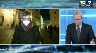 Enrico Mentana interrompe la diretta, bastonata contro Paolo Celata: "Ma lavori anche per noi?", come lo ha sorpreso
