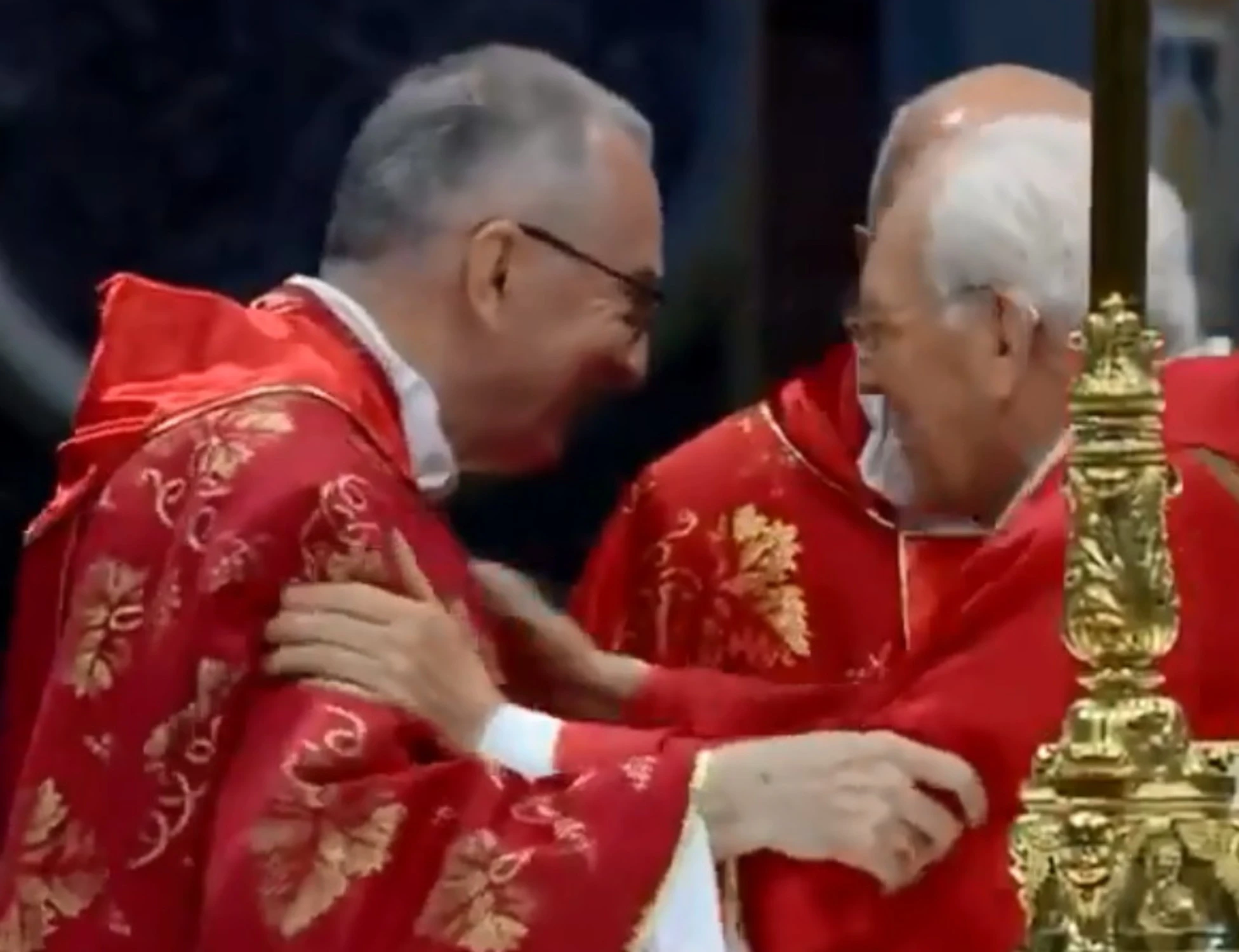 Parolin, "auguri doppi": cosa si lascia sfuggire il cardinale Re