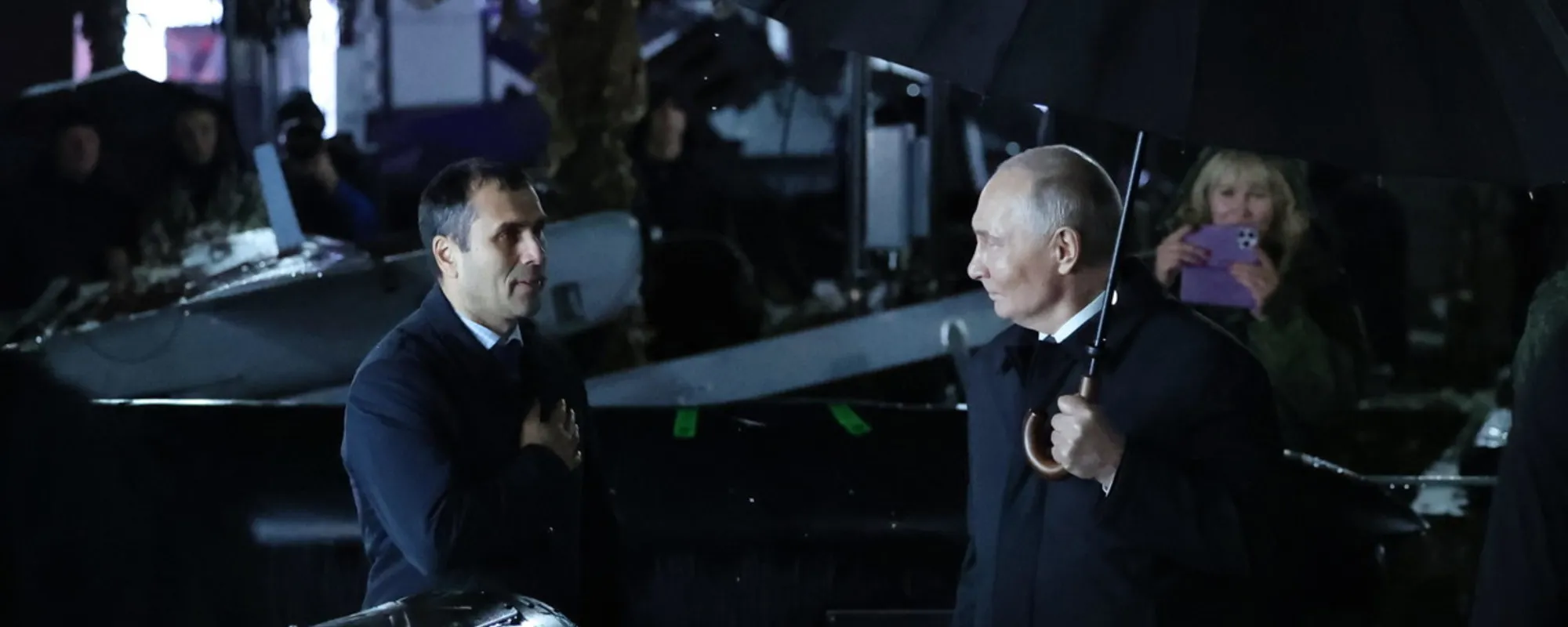Leggi l'articolo: La foto del compleanno di Putin diventa uno scandalo: ecco chi spunta davanti al camino <span style="color: rgb(153, 0, 0);">Guarda</span>