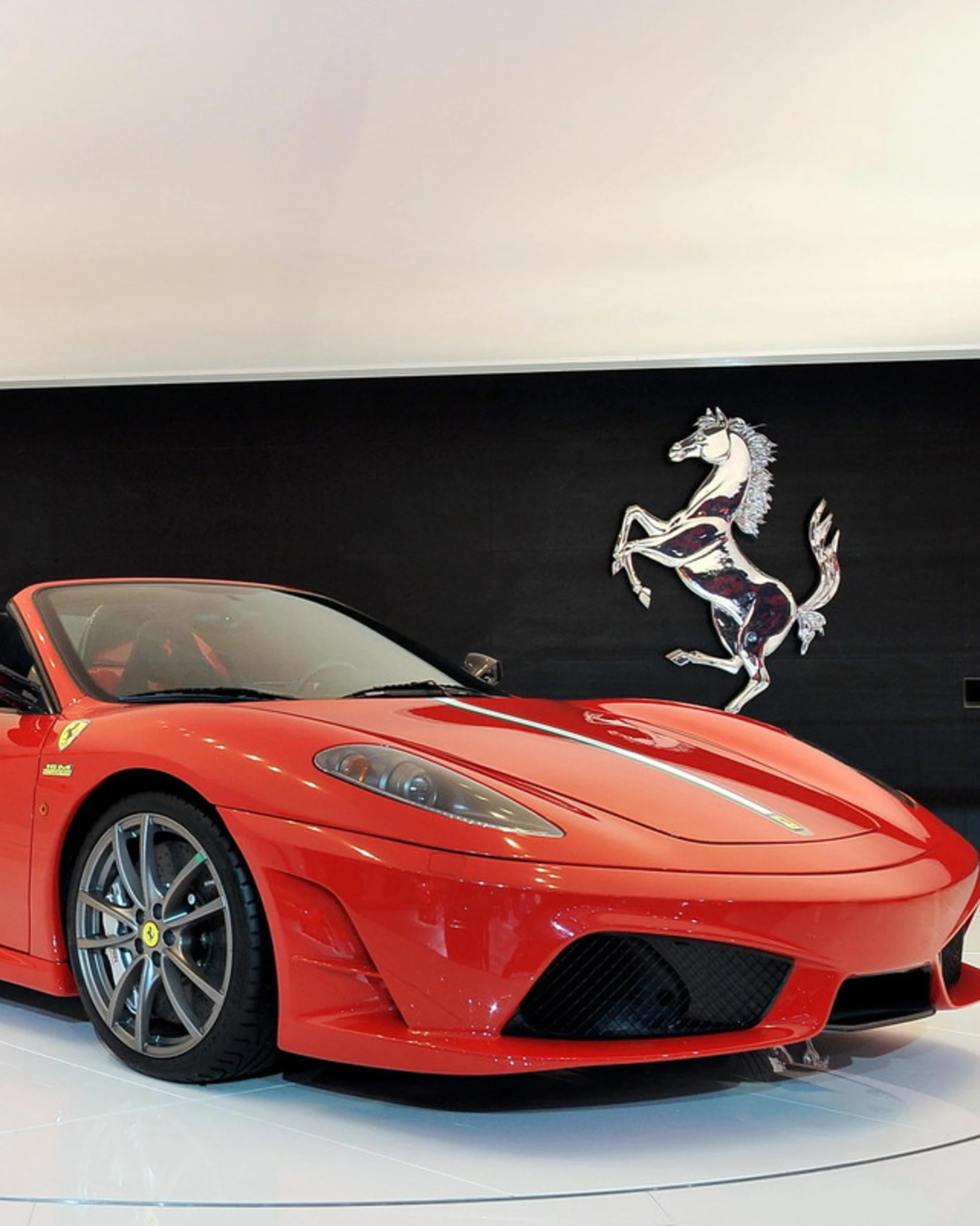 Ferrari risponde ai dazi di Trump: "Aumento di prezzo del 10 per cento per gli Usa"