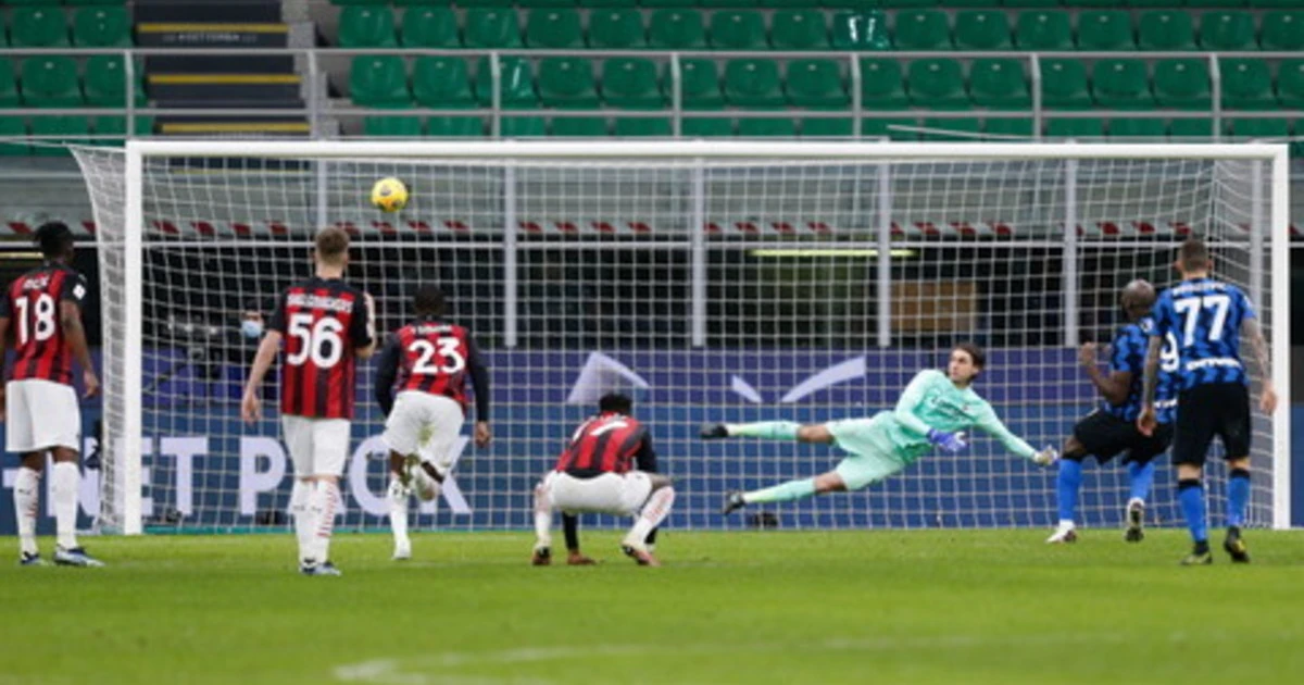 Inter in semifinale di Coppa Italia: Lukaku e Eriksen ribaltano il Milan dopo il gol di Ibra (espulso)